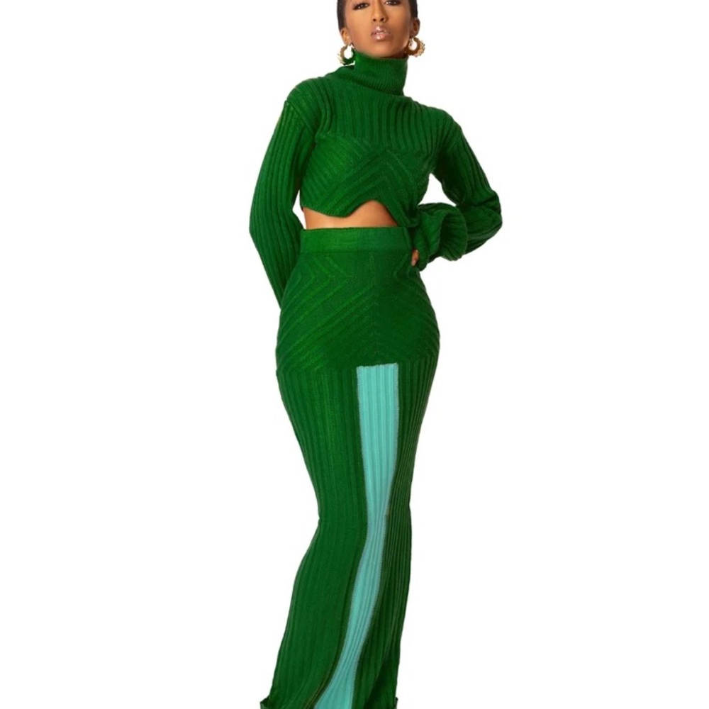Sia set by Hanifa
